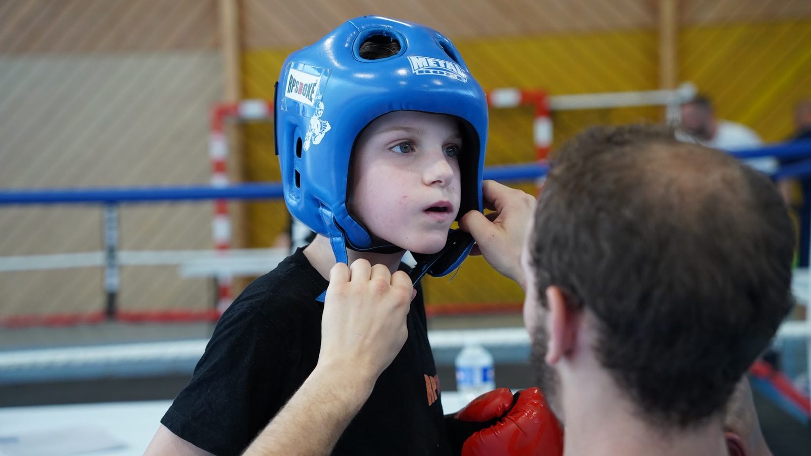 Ajustement du casque d'un jeune tireur avant un assaut