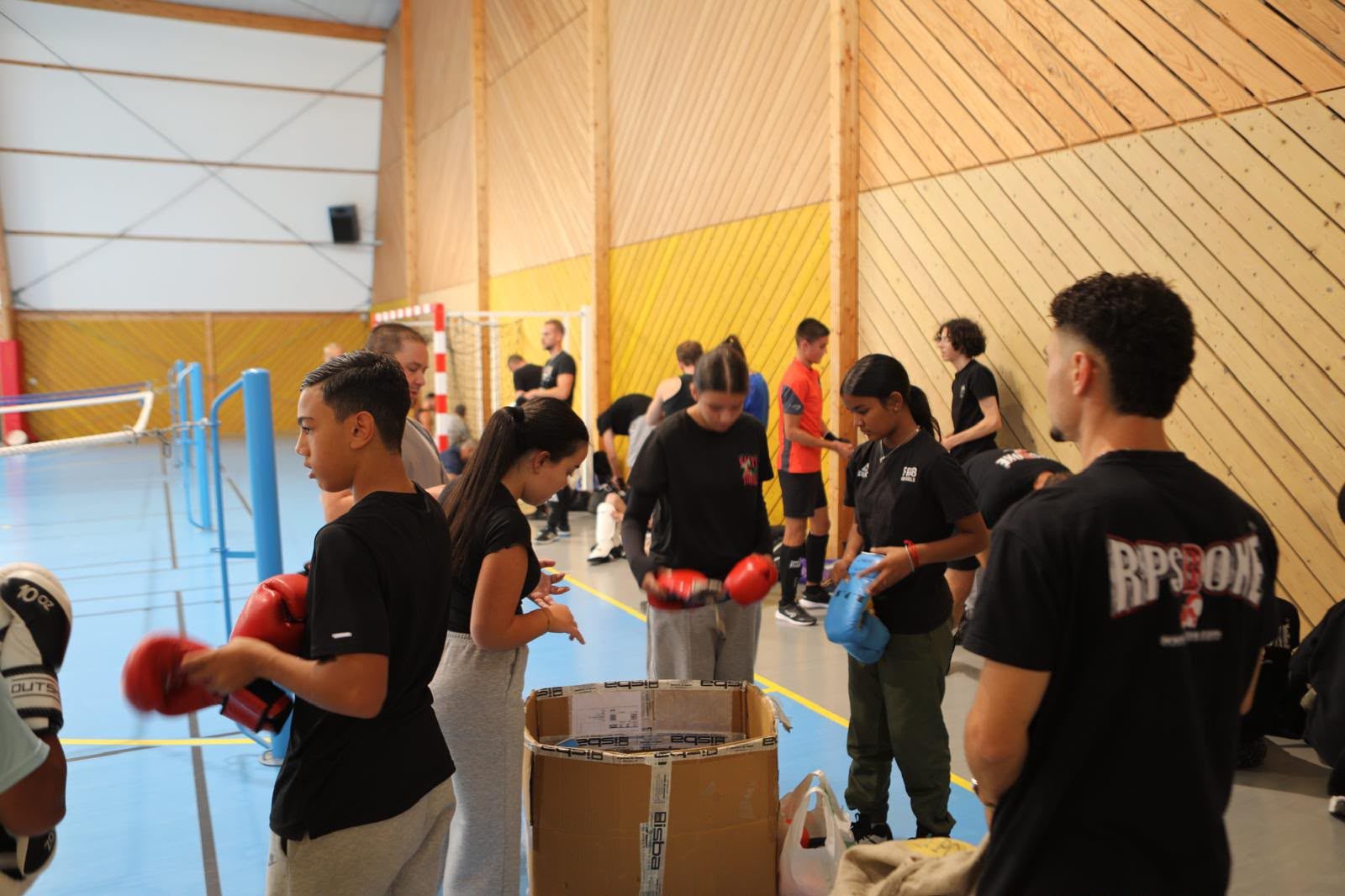Jeunes tireurs enfilant les gants avant les assauts
