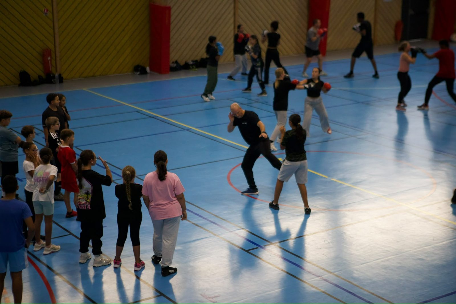 Démonstration technique devant le groupe de jeunes