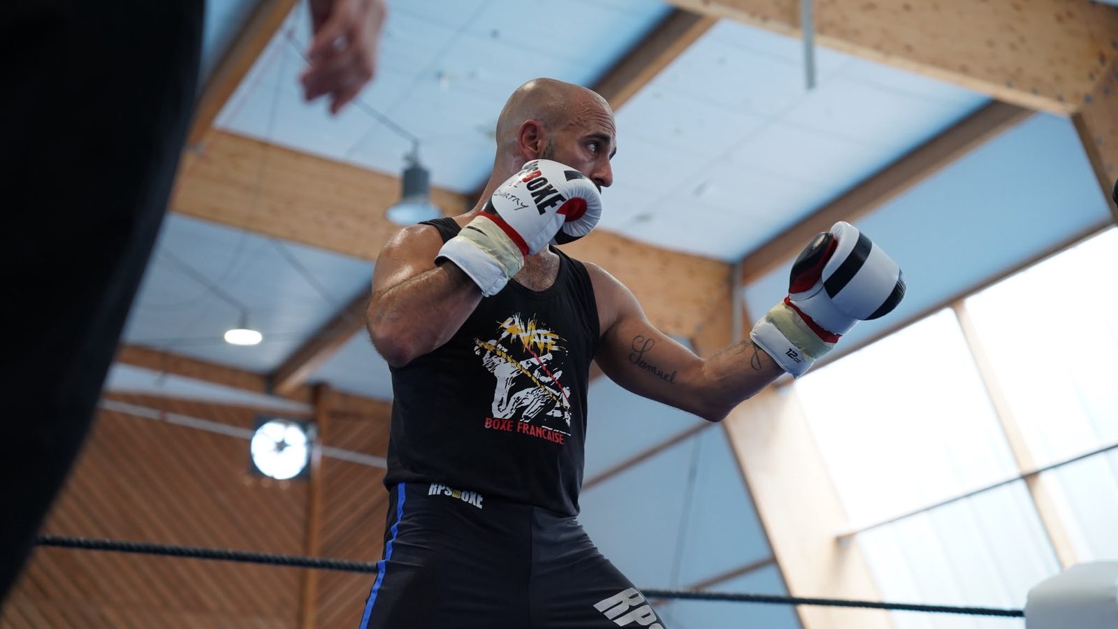 Tireur en garde sur le ring du club de Courtry