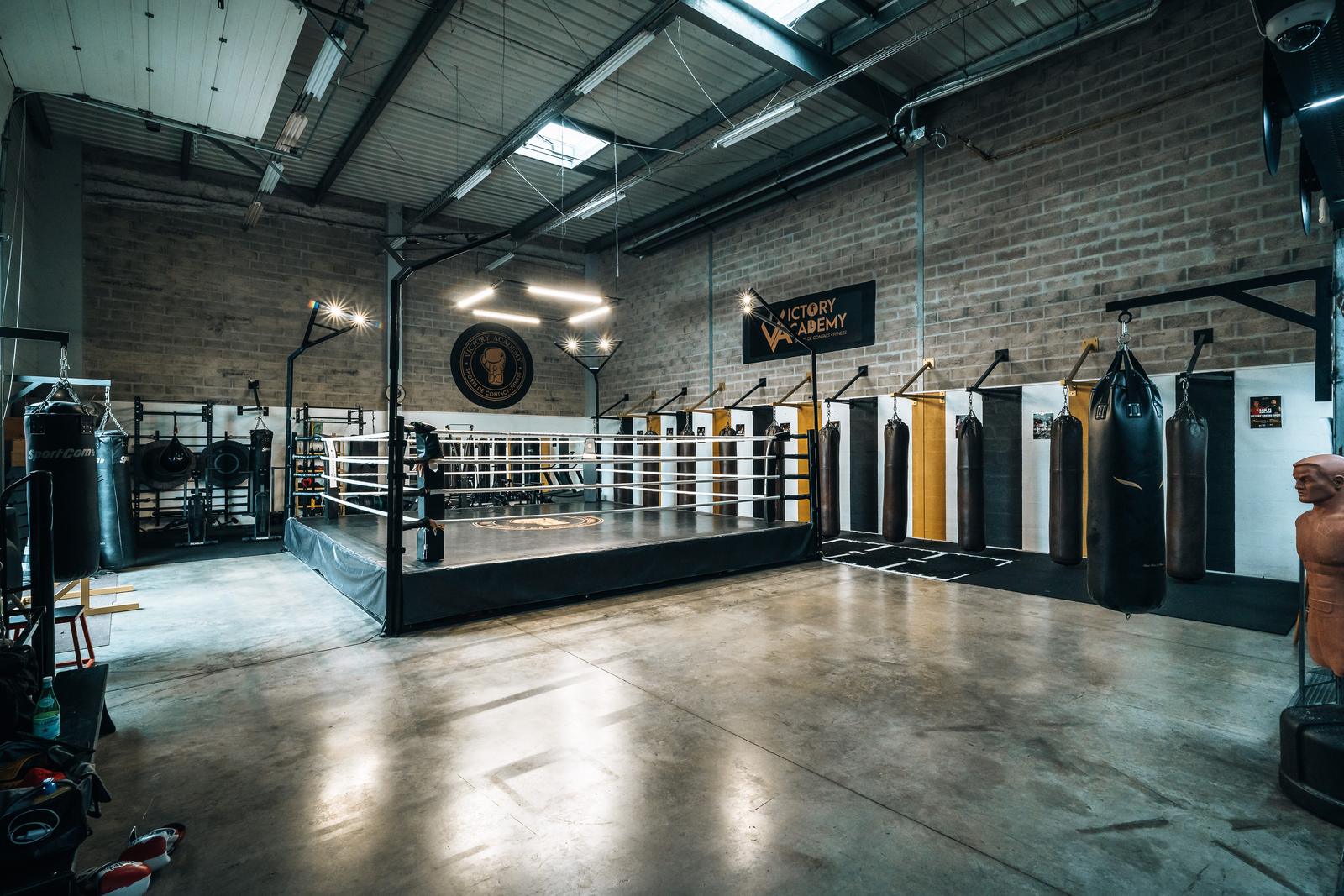 Salle de la Victory Academy à Serris avec son ring et sa ligne de sacs de frappe
