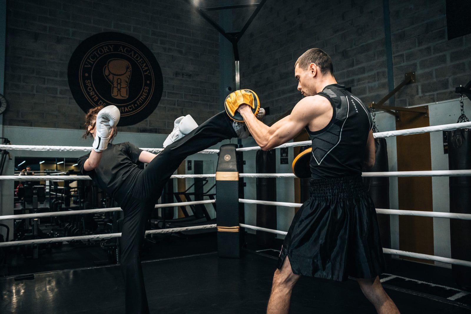 Travail de fouetté sur pattes d'ours dans le ring de la Victory Academy